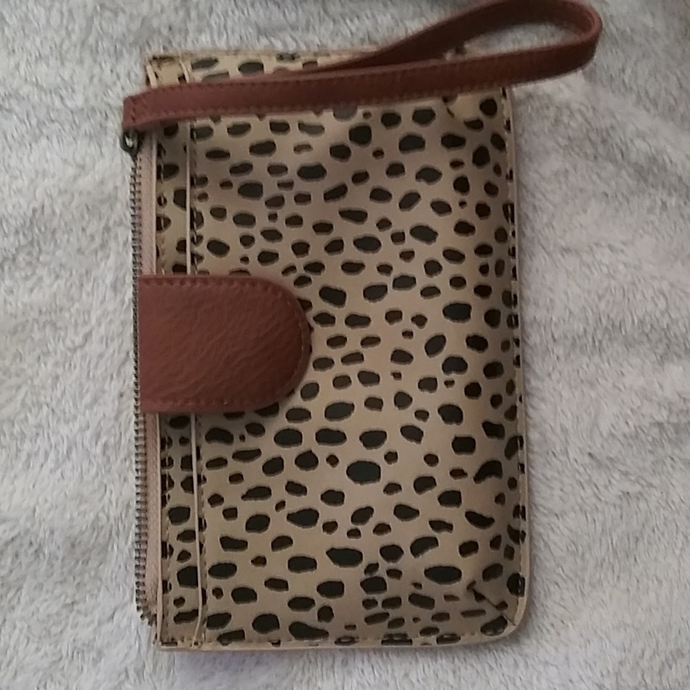 New. Universal Thread Tan and Brown Cheetah Print Clutch Wristlet.